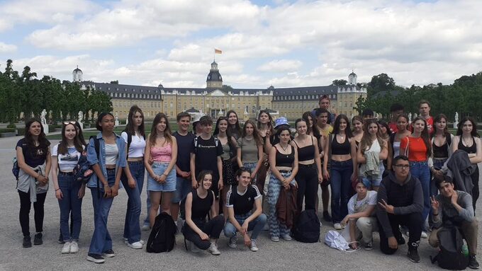 Allemands et français devant le chateau de Karlsruhe.jpg